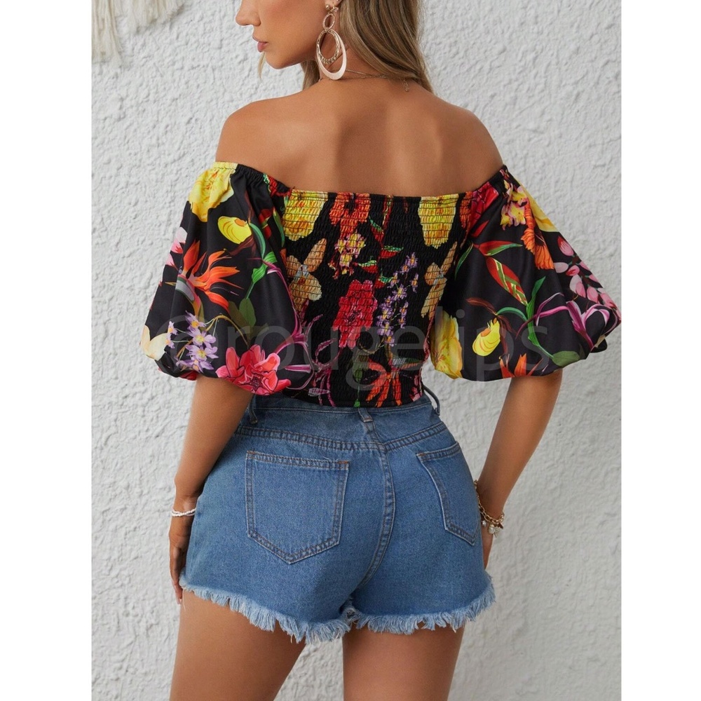 Off the Shoulder Floral Puff Sleeve Shirred Sweetheart Neck Crop Top in Black - Picture 3 of 11